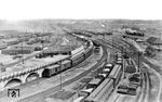 Blick vom Wasserturm des Bahnbetriebswerks in den Abstellbahnhof Deutzerfeld. Seit August 1951 heißt der Bahnhof Köln Deutzerfeld, der bis heute seine überregionale Bedeutung nicht verloren hat.  (03.05.1931) <i>Foto: DLA Darmstadt (Bellingrodt)</i>