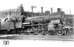 Porträtaufnahme der 38 1087 im Heimat-Bw Darmstadt, kurz vor ihrer Ausmusterung im November 1931. Die 1909 von Schwartzkopff in Wildau gebaute preußische P 8 besaß das große Führerhaus, ein niedrig angebrachtes Kesselspeiseventil und am Tender Plattendrehgestelle. (09.1931) <i>Foto: DLA Darmstadt (Maey)</i>