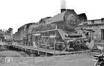 22 070 hatte am 20.03.1961 das RAW Meiningen als Rekonstruktion aus 39 193 (Borsig, Baujahr 1924) verlassen und war seit dem 21. März 1961 dem Bw Reichenbach (Vogtl) zugeteilt worden. 3 Monate später erwischte Gerhard Moll die Lok im Bw Hof. (17.06.1961) <i>Foto: Gerhard Moll</i>