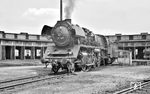 22 070 (Bw Reichenbach) macht sich im Bw Hof bereit, den D 145 nach Dresden zu übernehmen. (17.06.1961) <i>Foto: Gerhard Moll</i>