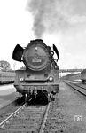 Die Eiszeit zwischen den beiden deutschen Staaten zeigte auch die dünne Zuglage im Jahr 1958: Lediglich zwei Zugpaare, der F 129/F 139 "Saßnitz-Expreß" und der D 145/D 146 von München nach Dresden befuhren den Grenzübergang in Gutenfürst bei Hof. Die Beförderung dieser Züge ins oberfränkische Hof übernahmen dabei ab 1960 die neu nach Reichenbach (Vogtl) zugeteilten Loks der Baureihe 22. Hier steht 22 070 vor dem D 145 in Hof Hbf. (17.06.1961) <i>Foto: Gerhard Moll</i>