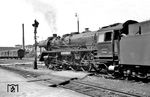 22 083 (Bw Reichenbach) wartet in Hof Hbf auf die Weiterfahrt mit D 145. Links vor der Lok steht das nur in Bayern gültige Ruhesignal "Hp Ru", welches von 1893 bis 1975 verwendet wurde. Es war das letzte Signal aus der Länderbahnzeit, das im Signalbuch der Deutschen Bundesbahn enthalten war. Der Signalbegriff "Ruhe" bedeutete, dass der Zugverkehr auf dem zugeordneten Gleis ruhte, Rangierfahrten aber erlaubt waren. (30.05.1963) <i>Foto: Gerhard Moll</i>