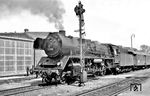 22 083 hat in Hof Hbf den D 145 aus München übernommen.  (05.06.1965) <i>Foto: Gerhard Moll</i>
