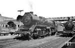 22 083 (Bw Reichenbach) steht vor D 145 (München - Dresden) in Hof Hbf. Daneben hat sich noch 38 1528 gesellt. (30.05.1963) <i>Foto: Gerhard Moll</i>