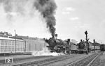 22 083 verlässt mit D 145 nach Dresden den Hofer Hbf. Im Buchfahrplan war der Schnellzug mit einer Last von 450 t angegeben. Rechts steht 38 1528. (30.05.1963) <i>Foto: Gerhard Moll</i>
