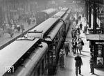Urlauberzug nach Heringsdorf am Bahnsteig E in Berlin Stettiner Bf. Bis 1952 war der Kopfbahnhof Ausgangspunkt der Bahnstrecke zum pommerschen Stettin. Er lag im Norden der Berliner Innenstadt an der Invalidenstraße im Bezirk Mitte.   (1935) <i>Foto: RVM (Pragher)</i>