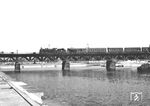 Auch nach dem Krieg war die Spreebrücke am Humboldthafen ein beliebtes Fotomotiv. Die mit einem FDJ-Symbol am Tender versehene P 8 (vermutlich wegen der vom 5. bis 19. August 1951 in Ostberlin abgehaltenen "Weltjugendfestspielen") hat möglicherweise den P 204 (Bln Stadtbahn - Schwerin - Güstrow - Rostock) am Haken. Der Zug verließ Bln-Friedrichstr. um 13.53 Uhr. Er benötigte damals vom Ostbahnhof bis Rostock Hbf rund 10,5 Stunden einschließlich Lokwechsel in Wittenberge und Güstrow. Somit sollten wir hier demnach eine 38.10 des Bw Wittenberge sehen (mit Dank an Ulrich). (1951) <i>Foto: RBD Berlin</i>