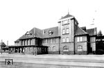 Das 1911 errichtete - und heute noch erhaltene - Empfangsgebäude des Bahnhofs Duisburg-Meiderich Süd an den Bahnstrecken Oberhausen Hbf – Duisburg-Ruhrort (KBS 447), Oberhausen West – Moers-Meerbeck (zuletzt KBS 476) und Mülheim-Styrum – Duisburg-Ruhrort (zuletzt KBS 448).  (1932) <i>Foto: RVM</i>