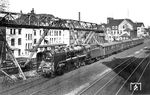 03 296 wurde am 31.12.1937 fabrikneu dem Bw Hamm (Westf) zugeteilt. Vor der heute noch beliebten Fotokulisse der Wuppertaler Schwebebahn traf der Fotograf sie drei Monate später mit FD 226 (Hamm/Westf – Köln) an der Herzogbrücke im Wuppertaler Stadtteil Barmen an. Der Zug führte nur die 1. und 2. Wagenklasse. Er bestand aus einem PwPost4ü und drei AB4ü mit einem Wagenzuggewicht von rund 175 t.  (27.03.1938) <i>Foto: RVM-Filmstelle Berlin (Bellingrodt)</i>