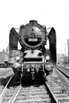 Das klassische Gesicht einer deutschen Einheitslok: 50 008 (Bw Engelsdorf) als Wendelok im alten Bw Dresden-Friedrichstadt. Die Pufferbohle gibt die Abnahmedaten bekannt: RAW Göttingen 03.06.1939.  (08.1939) <i>Foto: Werner Hubert</i>