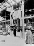 Bahnsteigszene auf dem Fernbahnsteig des Schlesischen Bahnhofs in Berlin. Als westlicher Endpunkt der Eisenbahn nach Frankfurt (Oder) war 1842 der "Frankfurter Bahnhof" als Kopfbahnhof eröffnet worden. Mit dem Bau der Berliner Stadtbahn wurde er zum heutigen Durchgangsbahnhof umgebaut und 1881 in "Schlesischer Bahnhof" umbenannt. Nach der Stilllegung des alten Ostbahnhofs übernahm der Schlesische Bahnhof dessen Aufgaben und wurde Ausgangspunkt für alle Reisen von Berlin nach Osteuropa. 1903 hielt hier beispielsweise der Nord-Express Paris/Ostende – Sanct Petersburg. Hier begannen die Züge über Warschau nach Moskau sowie über Königsberg (Pr) und Eydtkuhnen nach Sanct Petersburg. Im Jahr 1950 erfolgte die "politische" Umbenennung des Schlesischen Bahnhofs in "Ostbahnhof", um den Bezug zu den ehemaligen deutschen Ostgebieten nach der Anerkennung der Oder-Neiße-Grenze seitens der DDR aufzugeben. (1905) <i>Foto: RVM-Archiv</i>