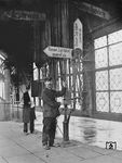 Mit dem Bau der Berliner Stadtbahn wurde der alte "Frankfurter (Kopf-)Bahnhof" zum heutigen Durchgangsbahnhof umgestaltet und 1881 in "Schlesischer Bahnhof" umbenannt. Kein anderer Berliner Bahnhof wechselte so oft den Namen. Insbesondere sind die Namen "Berlin Schlesischer Bahnhof" (bis 1950) und "Berlin Hauptbahnhof" (1987–1998) bekannt. Die häufige Namensänderung führte auch zu Verwechslungen mit dem heutigen Berliner Hauptbahnhof oder auch dem "Alten Ostbahnhof" am Cüstriner Platz (heute: Franz-Mehring-Platz). Am Gleis 1 am südöstlichen Ende der Bahnhofshalle wurde dazu unter dem Bahnhofsschild „Berlin Ostbahnhof“ eine Tafel mit den historischen Bahnhofsnamen angebracht. Demzufolge hieß der Bahnhof von 1842 bis 1881 "Frankfurter Bahnhof", 1881 bis 1950 "Schlesischer Bahnhof", 1950 bis 1987 "Ostbahnhof", 1987 bis 1998 "Hauptbahnhof" und seit 1998 "Ostbahnhof". (1905) <i>Foto: RVM-Archiv</i>