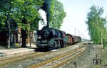 Auf der Nebenbahn von Nienhagen nach Dedeleben (direkt an der Grenze zu Niedersachsen) gab es einen täglichen, von einer Halberstädter 50.35 beförderten Nahgüterzug, mit Rangieraufenthalten auf den Unterwegsbahnhöfen. Am 3. Mai 1986 hatte 50 3606 den Ng 64784 am Haken. (03.05.1986) <i>Foto: Slg. Wolfgang Bügel</i>