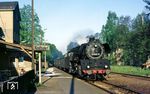 Der P 6005 hatte Gera um 5.55 Uhr verlassen und erreicht gegen 6.20 Uhr den Bahnhof Kraftdorf. (16.05.1986) <i>Foto: Wolfgang Bügel</i>