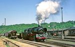 Legendär war der Einsatz der Glauchauer 50.35 vor den Ganzzügen aus der Sandgrube Colditz und Sermuth auf der reizvollen Muldentalbahn. Hier zieht 50 3666 den Gag 56355 im Bahnhof Rochlitz vor. (16.05.1986) <i>Foto: Wolfgang Bügel</i>