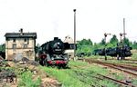 50 3666 (Bw Glauchau) in der Lokstation Oelsnitz. Rechts stehen die bereits abgestellten Schwesterloks 50 3576 und 50 3529. (17.05.1986) <i>Foto: Wolfgang Bügel</i>