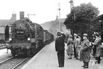 38 1693 vom Bw Gera läuft in den Bahnhof Greiz ein. Welcher prominente Parteibonze erwartet wird, ist nicht überliefert.  (1935) <i>Foto: H. Fritz</i>