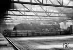 38 2919 auf der Schiebebühne im lichtdurchfluteten Schuppen ihres Heimat-Bws Kaiserslautern.  (28.03.1927) <i>Foto: RVM</i>