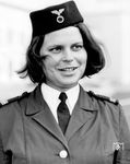 Während des Zweiten Weltkriegs gab es Ende 1943 mindestens 190.000 Eisenbahnerinnen bei der Reichsbahn. Frauen wurden zu dieser Zeit in (fast) allen Bereichen eingesetzt. Nach Ende des Krieges wurden sie jedoch häufig entlassen, sobald ein Mann wieder für die Stelle verfügbar war. Inbesondere bei der Bundesbahn schienen Frauen zunächst verzichtbar zu sein. Dagegen führte auch der Arbeitskräftemangel bei der Reichsbahn in der sowjetischen Besatzungszone dazu, dass Frauen auch nach 1945 ihre Jobs behielten. Um dem Fachkräftemangel zu begegnen, wurden in der DDR Frauen ermutigt zu arbeiten, auch bei der Eisenbahn. Die ersten deutschen Lokführerinnen wurden in den 1960er Jahren der DDR ausgebildet, bei der Bundesbahn durften Frauen erst ab 1971 in den Lokführerdienst eintreten. (1970) <i>Foto: Historische Sammlung der Deutschen Bahn AG (Carl-Ernst Zimmer) </i>