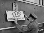 "Die Deutsche Reichsbahn im Zeichen der Olympiade"- so titelte das Werbeamt des RVM zu diesem Bild. Es bezog sich wohl auf die IV. Olympischen Winterspiele, die vom 6. bis 16. Februar 1936 in Garmisch-Partenkirchen abgehalten wurden. Die Winterspiele waren auch der Anlass, die beiden bayerischen Nachbargemeinden Garmisch und Partenkirchen 1935 (nicht unumstritten) zur Marktgemeinde Garmisch-Partenkirchen zu vereinen, obwohl es den gemeinsamen Bahnhofsnamen schon vor 1928 gab. (02.1936) <i>Foto: RVM</i>