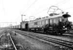 Einfahrt eines Erprobungszuges in Lauban, der in der südlichen Bahnhofseinfahrt das Stellwerk "Lot" passiert. Der Zugverband besteht aus elT "512 Breslau" (ab 1930: elT 1012, ab 1941: ET 89 02), acht Beiwagen, einem weiteren elT, vier Beiwagen und nochmals einen elT. Die Triebwagen wurden speziell für den Einsatz auf der Strecke Hirschberg (Schlesien)—Polaun entwickelt und beschafft. Da im Abschnitt Josephinenhütte—Polaun die Züge nur sehr gering ausgelastet waren, sollten die Triebwagen für einen kostengünstigeren Betrieb sorgen. Ab 1934 kamen die Triebwagen dann auch auf der damals neu elektrifizierten Riesengebirgsbahn nach Krummhübel zum Einsatz. Die Farbgebung der Triebwagen einschließlich Beiwagen war damals braungrün (RAL 6008). Der führende Triebwagen besitzt noch den Einheitsölschalter Typ BO. Diese wurden später gegen Kleinölschalter im Triebwageninneren ausgetauscht. Des weiteren ist auf dem Dach noch das Typhon vorhanden, welches im Winter Probleme bereitete und gegen Druckluftpfeifen getauscht wurden. (1927) <i>Foto: RVM</i>