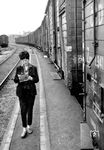 Ingrid Grimm von der Brigade "Friedrich List" im Güterbahnhof Leipzig MTh (Magdeburg-Thüringer Bahnhof). Frau Grimm entwickelte eine isolierte Oberwagenlaterne (Owala) für den Einsatz auf elektrisch betriebenen Strecken. (03.08.1964) <i>Foto: Gerhard Illner</i>