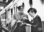 Welche lebhafte Diskussion sich hier zwischen der Schaffnerin des Expresszuges "Karola" (Leipzig - Karlovy Vary) und einem sowjetischen Militärangehörigen in Leipzig Hbf entwickelt hat, ist nicht überliefert. (07.1971) <i>Foto: Historische Sammlung der Deutschen Bahn AG (Carl-Ernst Zimmer) </i>
