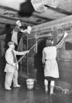 Anfang Mai 1945 wurde unter dem Landwehrkanal die Tunneldecke von der deutschen Wehrmacht gesprengt und dadurch der Nord-Süd-S-Bahn-Tunnel unter Wasser gesetzt. Auch über den Fahrgast-Verbindungsgang im Bahnhof Friedrichstraße zur heutigen U-Bahn-Linie U6 war kurze Zeit später das U-Bahn-Netz ebenfalls zu großen Teilen voll Wasser gelaufen. Nach dem Zweiten Weltkrieg wurde das S-Bahn-Netz schnell von Kriegsschäden befreit. Die Deutsche Reichsbahn der Sowjetischen Besatzungszone behielt auf alliierte Anordnung das Betriebsrecht für das gesamte Berliner Streckennetz. Die ersten Züge waren am 6. Juli 1945 wieder im Einsatz. Ende 1947 war bis auf wenige Ausnahmen das gesamte Netz wieder befahrbar. Im Bahnhof Berlin Stettiner Bf werden kriegsbeschädigte S-Bahnwagen wieder auf Vordermann gebracht. (1946) <i>Foto: RBD Berlin</i>