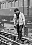 Die 19jährige Ursula Kraize als Weichenreinigerin in Rostock Hbf. (15.06.1962) <i>Foto: Gerhard Illner</i>
