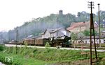 50 3646 (Bw Karl-Marx-Stadt) mit Ng 64345 nach Annaberg in Scharfenstein. Über der Szene trohnt die Burg Scharfenstein, deren Ursprungsbau aus dem Jahr 1250 stammt. 1945 ging das Waldgebiet mit der Burg in Volkseigentum über, das Schloss wurde zunächst Bergschule der Wismut und 1951 ein Spezialkinderheim für „schwererziehbare“ Jungen eingerichtet. 1967 wurde es in einen Jugendwerkhof für Jugendliche umgewandelt, die ebenfalls im Sinne der DDR-Pädagogik als „schwererziehbar“ galten. 1993 wurde die Burg vom Freistaat Sachsen – Sächsische Schlösserverwaltung übernommen. (17.05.1986) <i>Foto: Wolfgang Bügel</i>