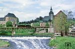 50 3516 mit Gag 56353 vor der Kulisse der mittelalterlichen Stadt Rochlitz an der Zwickauer Mulde. Rechts die alte Mühle, dahinter die 1417 errichtete Kunigundenkirche, links ein Teil des Schlosses. (18.05.1986) <i>Foto: Wolfgang Bügel</i>