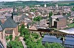 Rund drei Stunden nach dem ersten Sandzug (Gag 56353) später folgte der zweite Sandzug nach Glauchau als Gag 56355. Der Blick vom Schloss Rochlitz zeigt 50 3666 auf der Brücke über die Zwickauer Mulde mit der Kunigundenkirche. (18.05.1986) <i>Foto: Wolfgang Bügel</i>