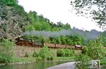 In Waldenburg kam es zur planmäßigen Zugkreuzung zwischen dem Sandzug Gag 56355 und Ng 64364, der hier mit 50 2516 bei Wolkenburg in Richtung Rochlitz unterwegs ist. (18.05.1986) <i>Foto: Wolfgang Bügel</i>