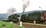 Im Bahnhof Waldenburg gab es die planmäßige Zugkreuzung zwischen Ng 64364 (rechts mit 50 3516) und dem durchfahrenden Sandzug Gag 56355 mit 50 3657. (19.05.1986) <i>Foto: Wolfgang Bügel</i>