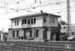 Das Stellwerk "Lmf" (Lüneburg Mitte Fahrdienstleiter) im Bahnhof Lüneburg. Alle elf Lüneburger Stellwerke wurden im Mai 1983 durch ein Sp Dr S600-Stellwerk ersetzt. (24.08.1975) <i>Foto: Benno Wiesmüller</i>