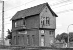Stellwerk "Lif" (Lüneburg Ilmenau Fahrdienstleiter). Das Stellwerk stand an der Brücke über die Ilmenau in Richtung Bahnhof Lüneburg. Von 1943 bis 1968 bestand hier auch eine Verbindungskurve, die direkte Fahrten von der Bahnstrecke Lübeck – Büchen – Lüneburg zur Bahnstrecke Lüneburg – Buchholz (Nordheide) ermöglichten. (24.08.1975) <i>Foto: Benno Wiesmüller</i>