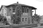 Das älteste in Lüneburg vorhandene Stellwerk war das 1899 in Betrieb gegangene mechanische Jüdel-Stellwerk "Lnw" (Lüneburg Nord Westseite). Es überlebte auch die Inbetriebnahme des neuen Dr-Stellwerks im Mai 1983 und wird heute von der Arbeitsgemeinschaft Verkehrsfreunde Lüneburg (AVL) als Museumstellwerk betreut. (24.08.1975) <i>Foto: Benno Wiesmüller</i>