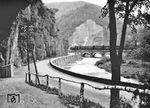 Eine preußische T 14¹ (Baureihe 93) rollt durch das Ahrtal an der bekannten Felsformation der "Bunten Kuh" bei Walporzheim vorbei. (1938) <i>Foto: RBD Köln</i>