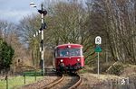 Triebwagen 798-09 der Zuid Limburgse Stoomtrein Maatschappij (ZLSM) - ex DB 798 668, Baujahr 1959, passiert das Einfahrsignal von Simpelveld. (26.12.2017) <i>Foto: Marcus Henschel</i>