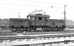 Nachdem in den 1920er Jahren der Großraum München vollständig elektrifiziert worden war, verblieben einige Gleisanschlüsse ohne Fahrleitung. Um dennoch auf den Dampfbetrieb verzichten zu können, entwickelten die Firmen Maffei/SSW eine Rangierlok für die Reichsbahn, die ihre Antriebsenergie entweder aus der Oberleitung oder auf den nicht elektrifizierten Streckenteilen aus eingebauten Akkumulatorenbatterien bezog. Von der E 80 wurden fünf Exemplare gebaut. Das Bild zeigt E 80 04 im Heimat-Bw München Hbf, die nach einem Bombenangriff gemäß RVM-Verfügung 32 Fuv 264 vom 21. Februar 1944 ausgemustert wurde. (1935) <i>Foto: DLA Darmstadt (Bellingrodt)</i>