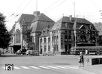 Aus den beiden Koblenzer Ursprungsbahnhöfen, dem Rheinbahnhof (1844 - 1902) und dem Moselbahnhof (1878 - 1902) entstand ab 1899 der neue Hauptbahnhof. Mit der Aufgabe der preußischen Stadtbefestigung von Koblenz ab 1890 entstand Platz für den neuen Bahnhof, dessen Bau dringlich erforderlich schien, da sich das Vorhalten von zwei Bahnhöfen als sehr umständlich erwies: Durchgehende Züge mussten innerhalb von 900 Metern zweimal halten, und Zugreisende, die aus Trier kamen und rechtsrheinisch nach Norden weiterreisen wollten, mussten sich umständlich zu Fuß oder mit einer Droschke vom Mosel- zum Rheinbahnhof begeben. In der neuen Südlichen Vorstadt entstand auf dem Gebiet des Moselbahnhofs von 1899 bis 1902 ein neuer, prächtiger Hauptbahnhof. Der Centralbahnhof Coblenz, wie seine offizielle Bezeichnung damals war, wurde am 1. Mai 1902 feierlich eingeweiht. Durch das Hochlegen der Eisenbahntrasse durch die Innenstadt zur Mosel wurde die Stadt allerdings zweigeteilt. Am 1. August 1926 wurde auch bahntechnisch die Änderung der neuen Schreibweise von Koblenz vollzogen, Coblenz Centralbahnhof hieß von nun an „Koblenz Hbf.“ (1963) <i>Foto: Fischer</i>