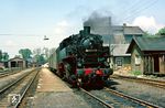 Die Bahnstrecke von Walthersdorf nach Crottendorf wurde überregional bekannt, weil letztmalig Loks der Baureihe 86 planmäßig dort alle Züge beförderten. Im Mai 1986 steht 86 1501 mit P 19639 nach Crottendorf in Schlettau bereit. (20.05.1986) <i>Foto: Wolfgang Bügel</i>