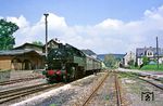 86 1501 mit P 19639 im Endbahnhof der Stichstrecke aus Walthersdorf in Crottendorf ob. Bf. Nach der politischen Wende im Osten Deutschlands 1989 verlor die Strecke schnell ihre Bedeutung im Personen- und Güterverkehr: Der Güterverkehr wurde offiziell am 1. Januar 1995 eingestellt, der Reisezugverkehr wurde noch bis zum 31. Dezember 1996 aufrechterhalten. Am 1. Juni 1999 wurde die Gesamtstrecke stillgelegt. Heute befindet sich auf der ehemaligen Bahntrasse ein asphaltierter Radweg.  (20.05.1986) <i>Foto: Wolfgang Bügel</i>