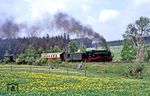 Die mittägliche Zugpause auf der Strecke Walthersdorf - Crottendorf wurde zu einem kurzen Abstecher auf die Schmalspurbahn Cranzahl – Kurort Oberwiesenthal genutzt, wo 99 1783 mit P 14315 bei Kretscham-Rothensehma abgepasst wurde. (20.05.1986) <i>Foto: Wolfgang Bügel</i>