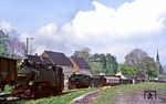Zugkreuzung in Hammerunterwiesenthal zwischen 99 1783 mit P 14315 nach Oberwiesenthal und 99 1791 mit einem Rollwagenzug nach Cranzahl. (20.05.1986) <i>Foto: Wolfgang Bügel</i>