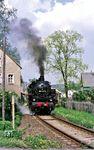 Zwischen Zschopau, Straße und Häusern hatte man in Walthersdorf tatsächlich auch noch Platz für die Bahnstrecke gefunden. So dampft 86 1501 mit P 19643 durch das Örtchen auf dem Weg nach Crottendorf. (20.05.1986) <i>Foto: Wolfgang Bügel</i>