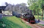 Vor Crottendorf liefert sich 86 1501 mit P 19643 ein Wettrennen mit einem Motorradfahrer. (20.05.1986) <i>Foto: Wolfgang Bügel</i>