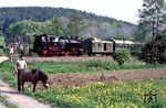 Mit 1030 PS rollt 86 1501 vor P 19642 nach Schlettau an einem knapp 1 PS starken Gefährt bei Crottendorf vorbei. (20.05.1986) <i>Foto: Wolfgang Bügel</i>