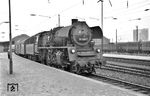 35 1061 (Bw Nossen) vor einem Personenzug in Dresden Hbf. (17.08.1971) <i>Foto: Gerhard Moll</i>