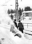 Bei den Schneemengen im oberbayerischen Klais war eine Motorfräse sicherlich von Nöten. Einziger Nachteil solcher Fräsen bleibt bis heute, dass sie nicht auf den Boden aufsetzen können und somit immer eine dünne Schneeschicht übrig bleibt, die schon manchem Reisenden zum Verhängnis wurde. (01.1974) <i>Foto: Reinhold Palm</i>